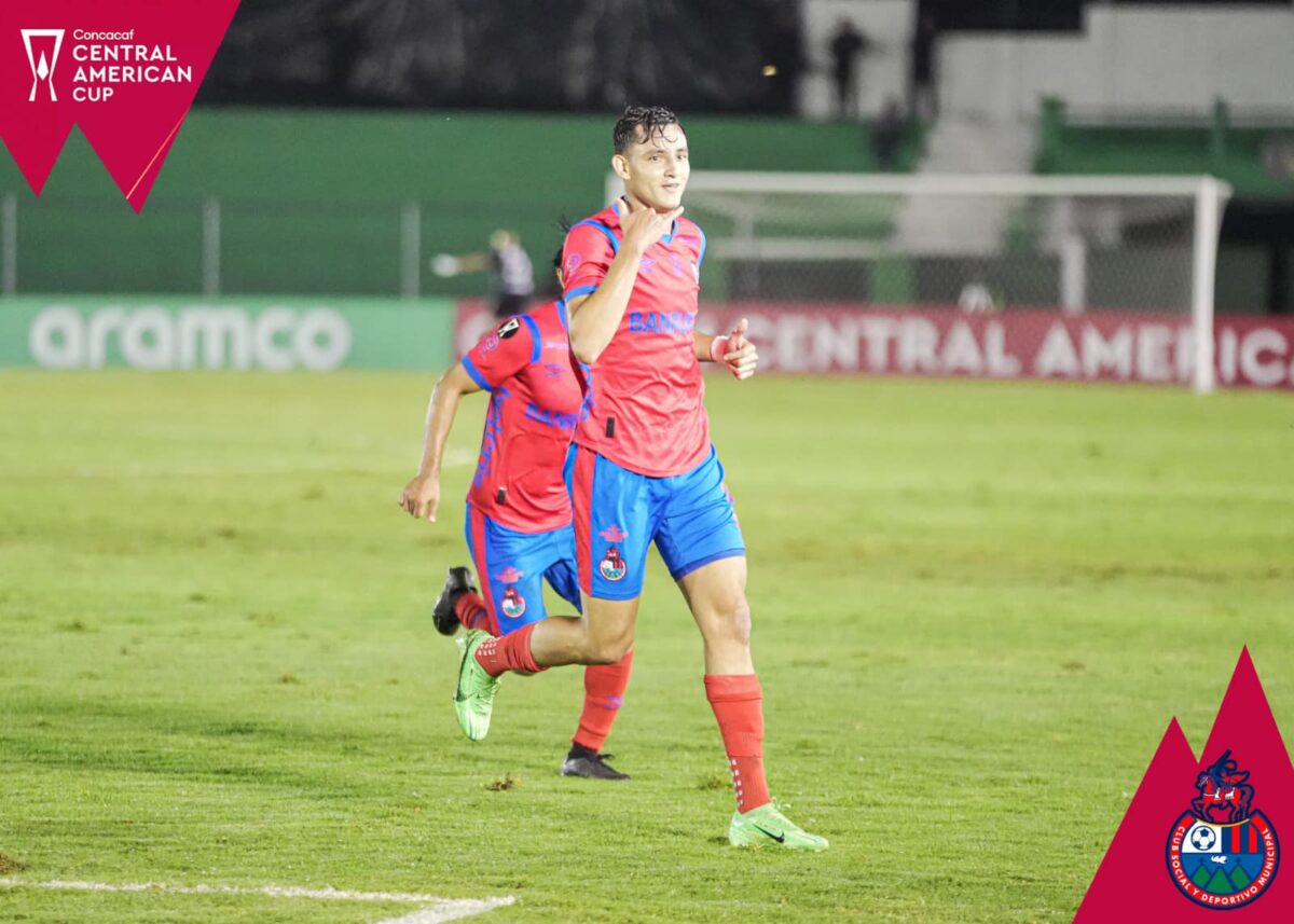 Jose Martínez celebra su doblete ante Guanacasteca