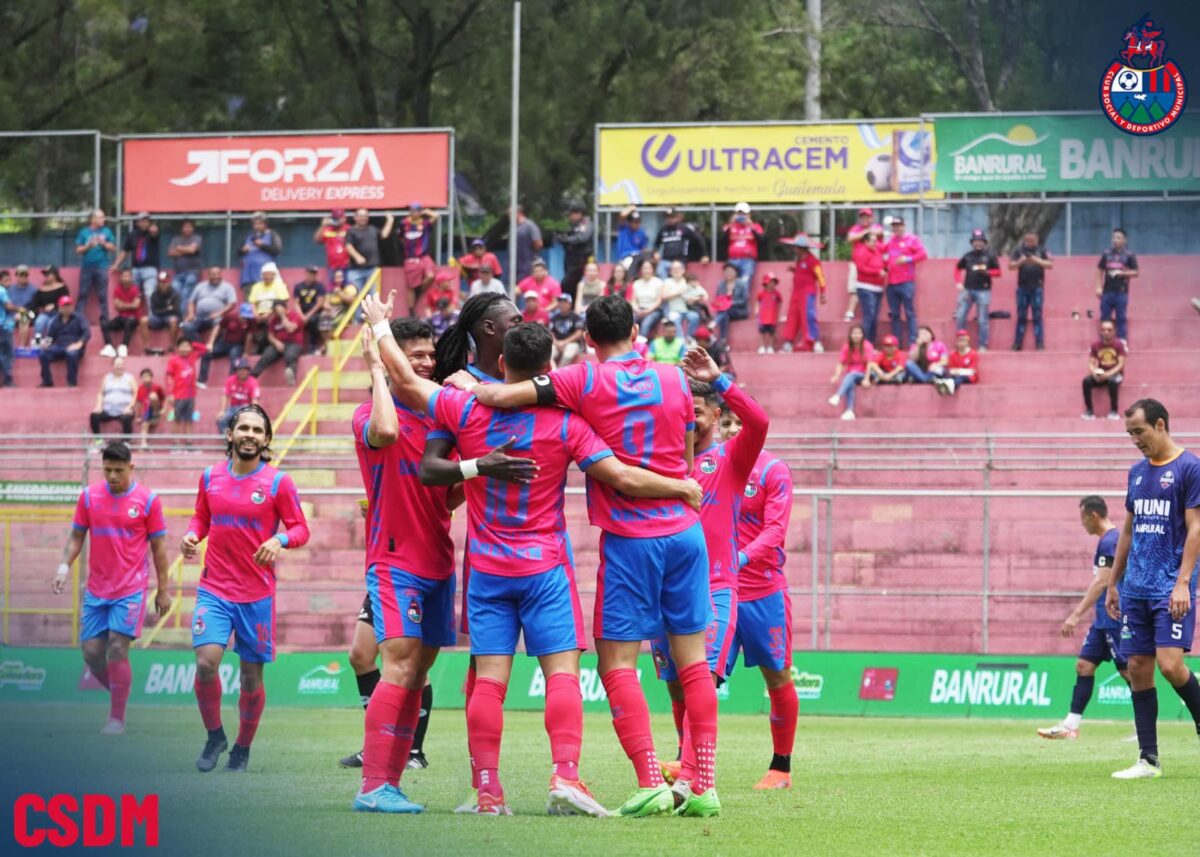 Los rojos celebran la anotación de José Martínez