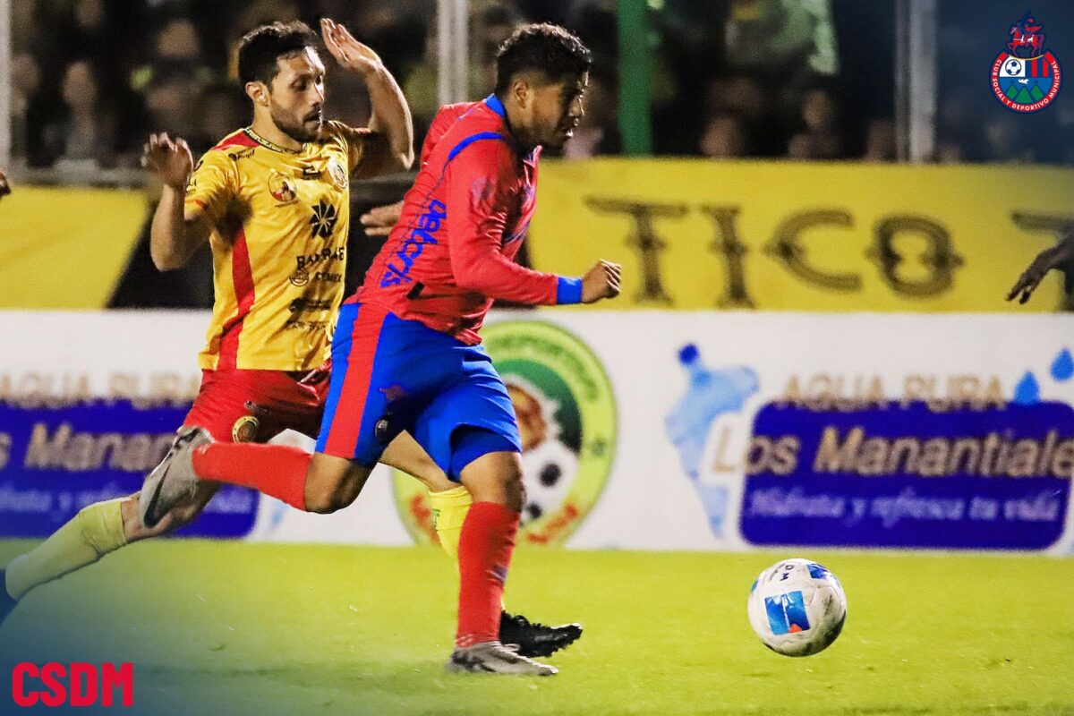 Pedro Altan en acción ofensiva en el encuentro ante Deportivo Marquense