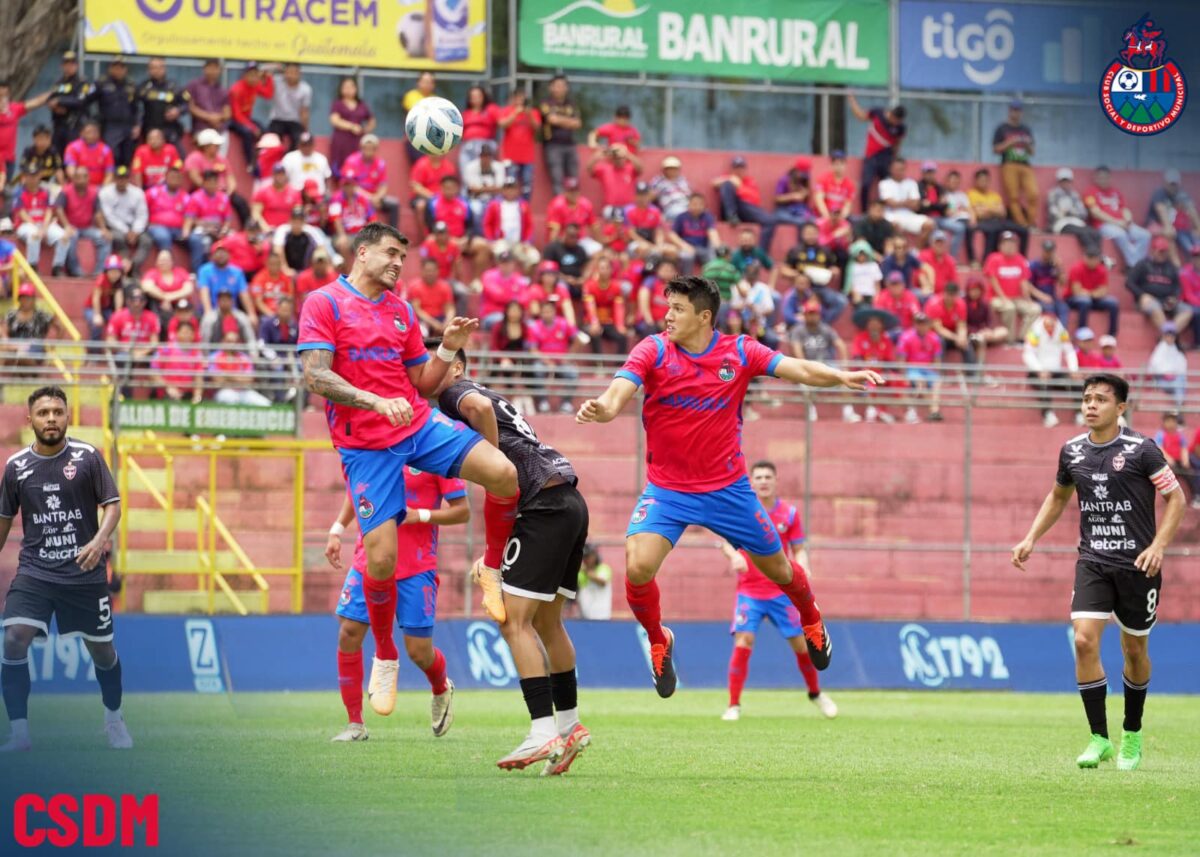 Ramiro Rocca y Chema Rosales en acción ante Deportivo Malacateco