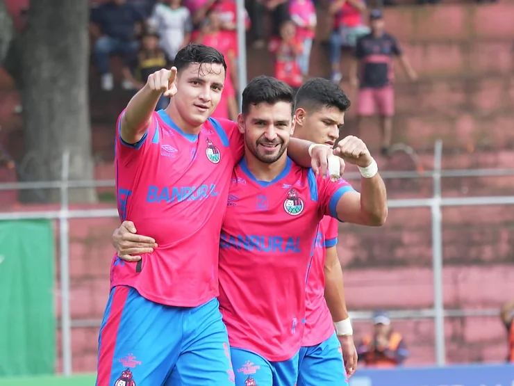 José Martinez y Matías Rotondi celebran una de las anotaciones ante Deportivo Marquense