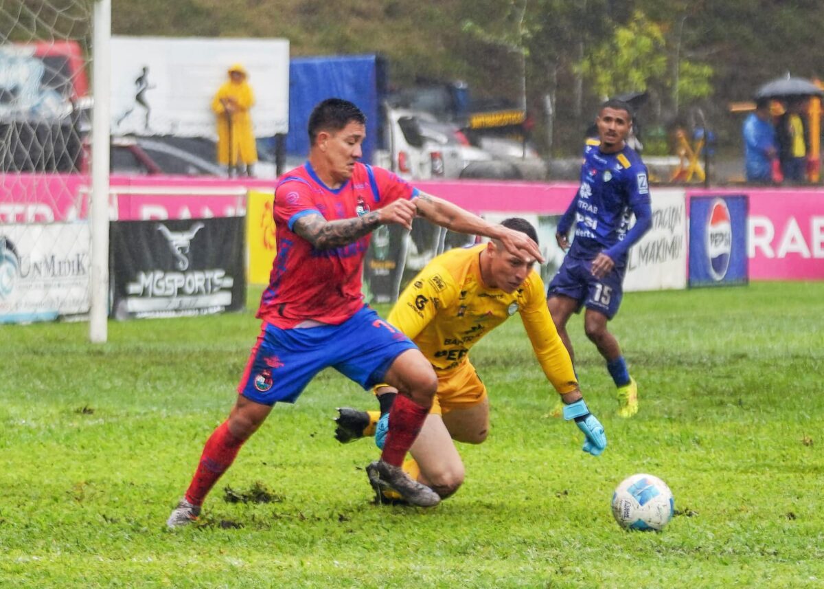 Esteban Garcia pelea el balón en la derrota ante Cobán