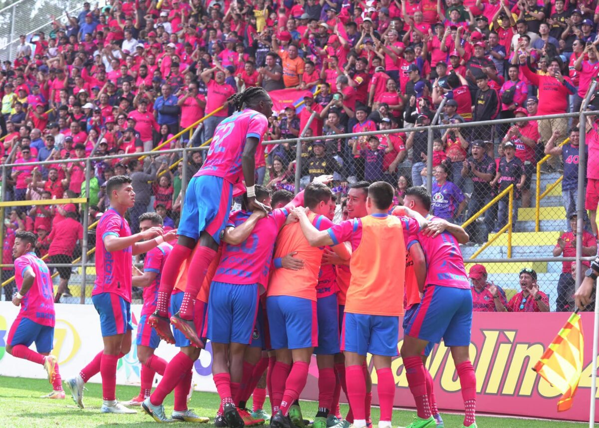 Los jugadores de Municipal celebran la apertura del marcador ante Xelajú MC