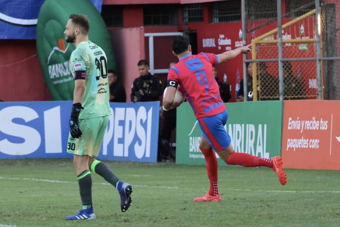 Flaco Martinez empata con penal ante Mixco