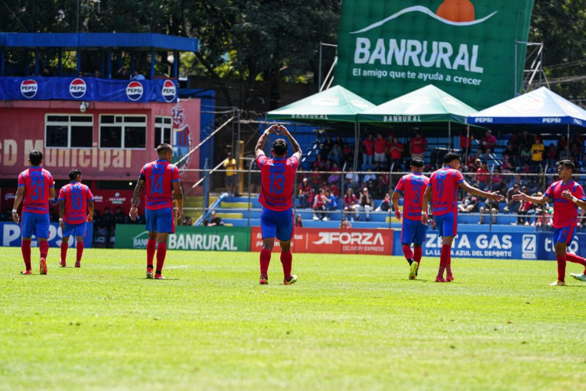 Alejandro Galindo celebra su anotación ante Coban