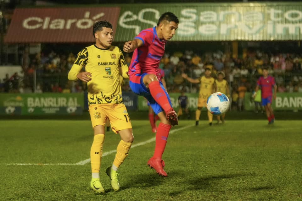 Jhon Mendez domina el balón